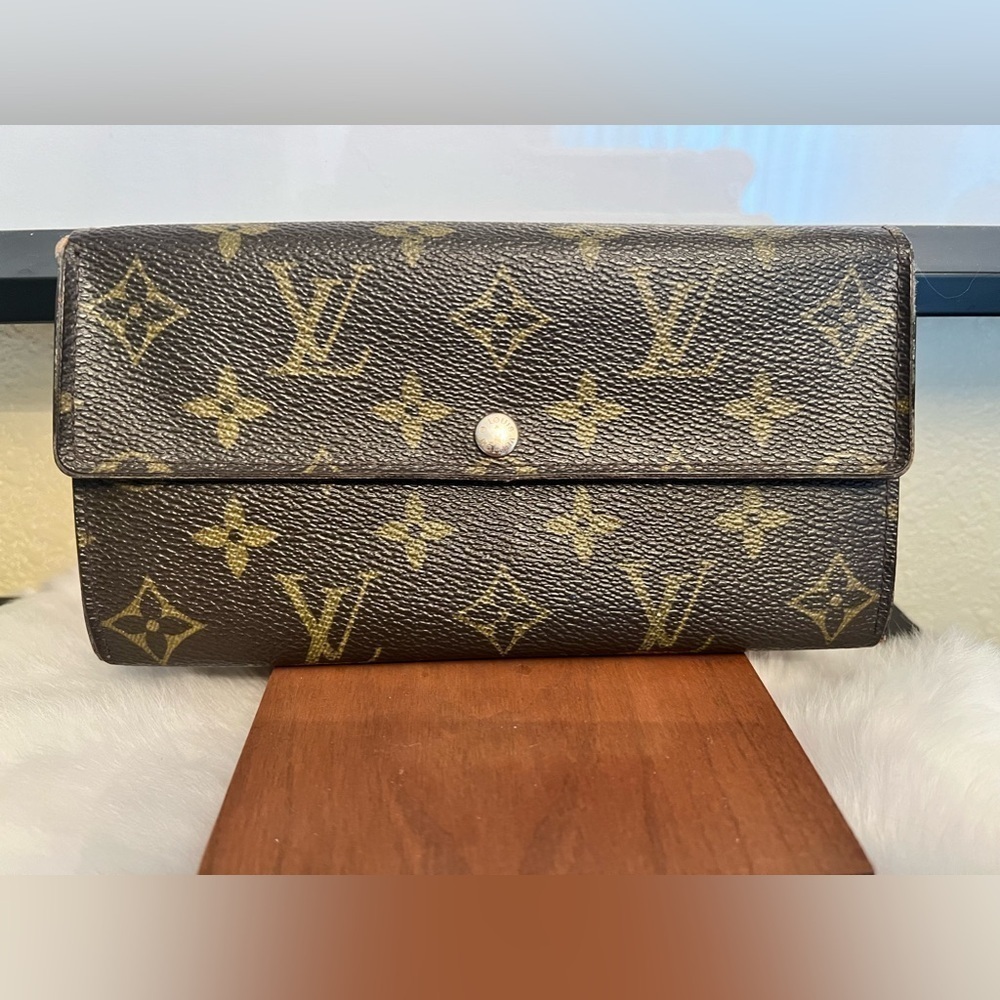 Authentic Louis Vuitton Sarah Monogram Wallet